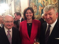 Martin Waniek mit Frau Staatsministerin Ilse Aigner und Dr. jur. Walther Benno Kießel - Klick vergrößert das Bild